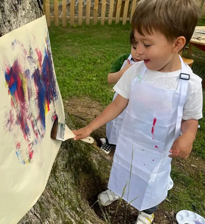 atelier kid having fun painting